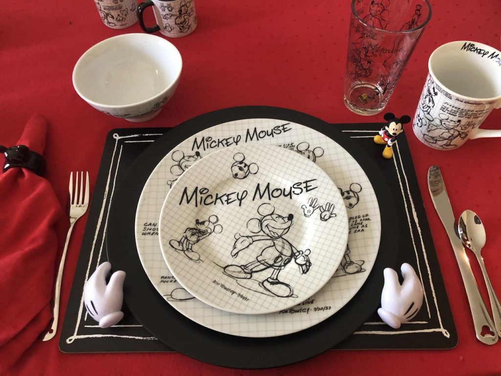 DISNEY Mickey Grid blk/wht serving bowl | Christmas dinner plates, Serving  bowls, Dinnerware